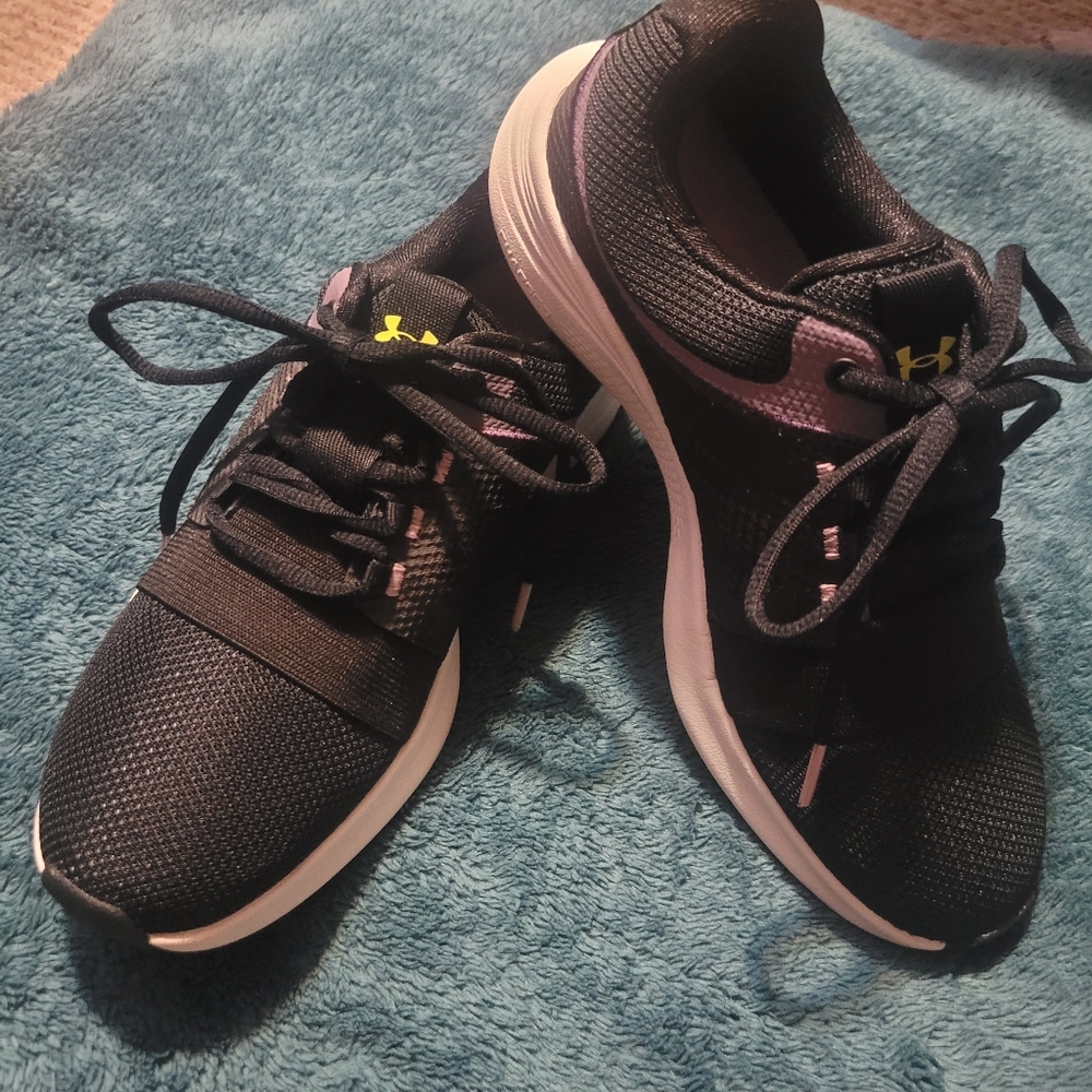 NIB UA Charged Breathe Bliss in Black w/ lavender accents. Size 7.5.